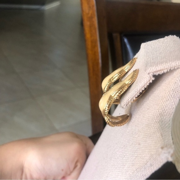 Vintage ClipOn Earrings - Picture 5 of 6